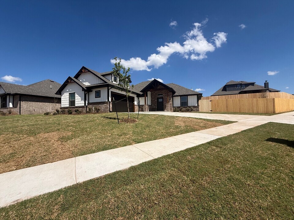 8401 HazelWood Wy in Edmond, OK - Building Photo