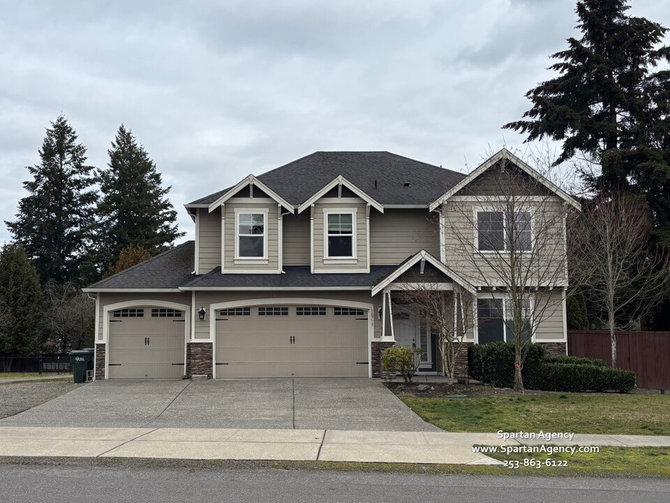 10715 136th St E in Puyallup, WA - Building Photo