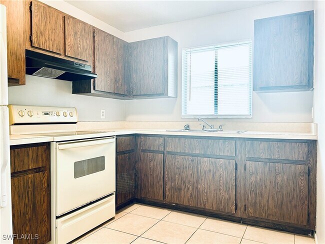 202 SE 24th Ave in Cape Coral, FL - Building Photo - Building Photo