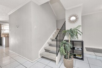 5837 W Sunforest Dr in Houston, TX - Building Photo - Building Photo