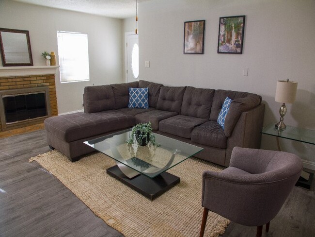 1466 Casa Vista Dr, Unit 6 in Pomona, CA - Building Photo - Building Photo