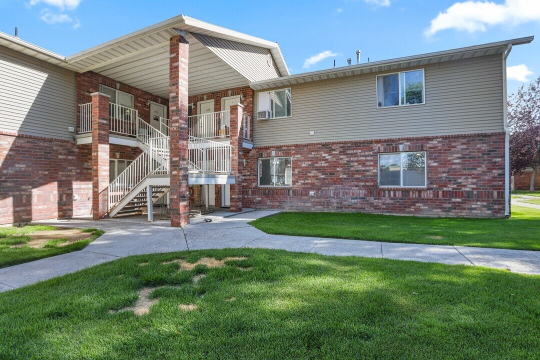264 N 3rd E in Rexburg, ID - Foto de edificio