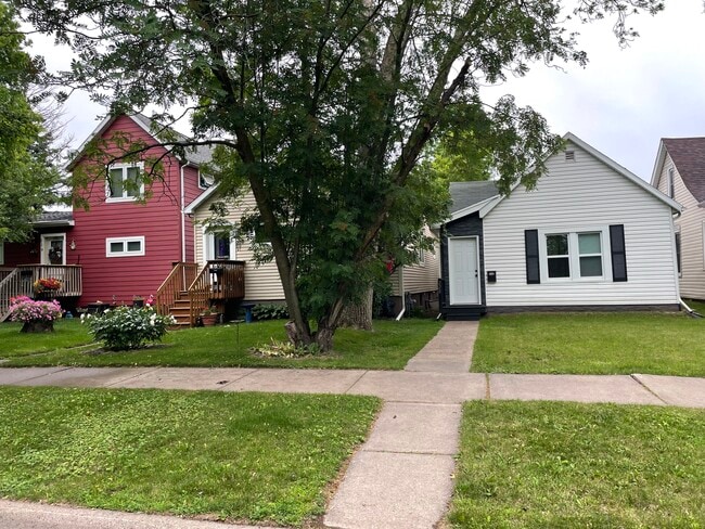 property at 220 S 61st Ave W