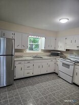 3 Quien St in Danbury, CT - Building Photo