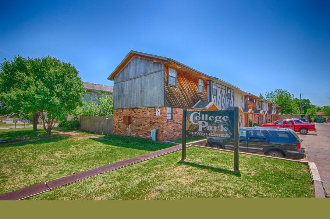 College Park Townhomes in Oklahoma City, OK - Building Photo