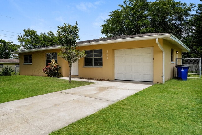 311 Browning Dr in Ft. Myers, FL - Building Photo - Building Photo