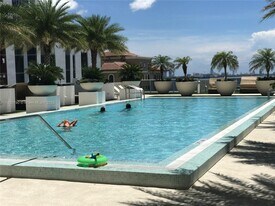 600 NE 27th St in Miami, FL - Building Photo