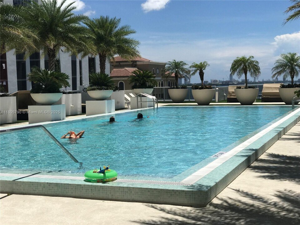 600 NE 27th St in Miami, FL - Building Photo