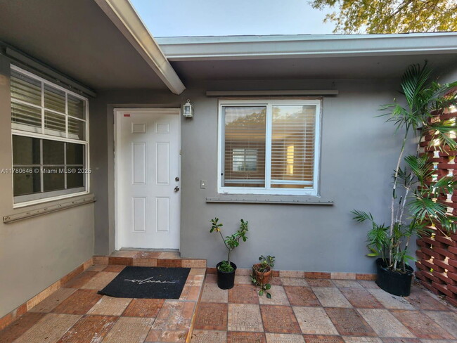 2763 SW 32nd Ave in Miami, FL - Building Photo - Building Photo