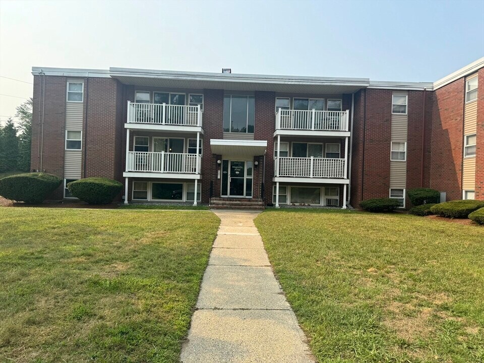 30 Worthen St in Chelmsford, MA - Building Photo