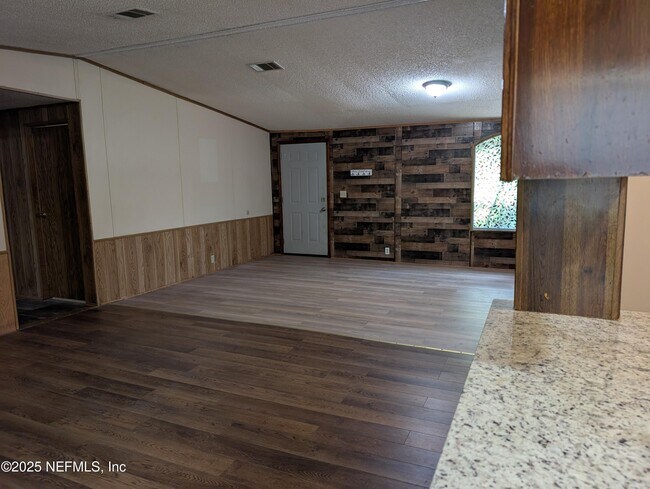 109 Lisbon St in Interlachen, FL - Building Photo - Building Photo