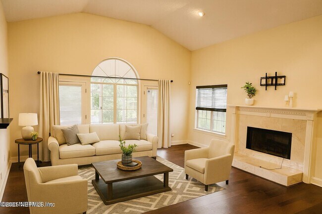 135 Blake Ave in Orange Park, FL - Foto de edificio - Building Photo