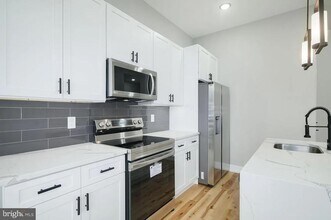 411 W Hewson St-Unit -UNIT 2 in Philadelphia, PA - Foto de edificio - Building Photo