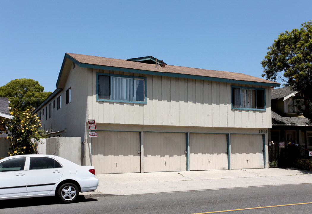 3011 E 4th St in Long Beach, CA - Building Photo