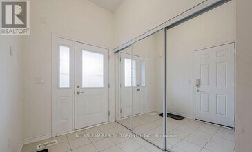 10 Mah Wat Ln in Whitchurch-Stouffville, ON - Building Photo - Building Photo