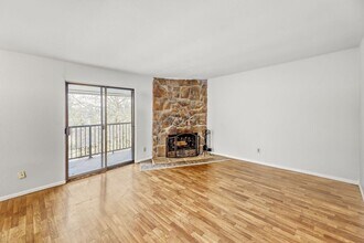 12515 NE 145th Pl in Kirkland, WA - Foto de edificio - Building Photo