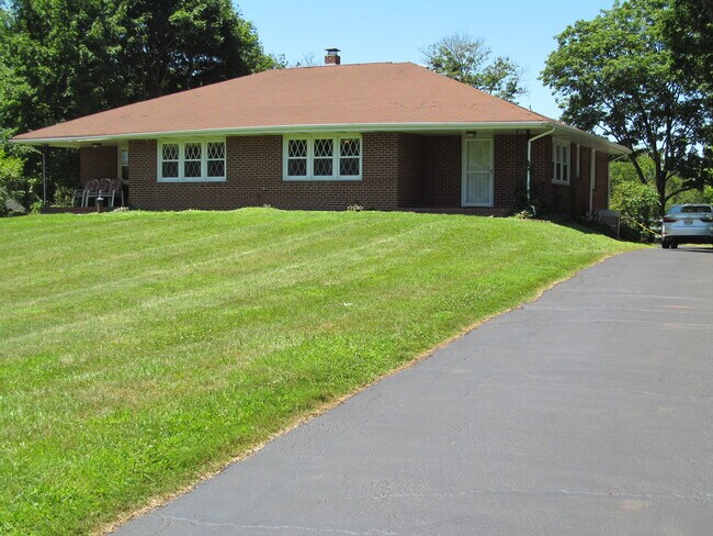 2026 S Branch Rd, Unit Right Side in Branchburg, NJ - Foto de edificio - Building Photo