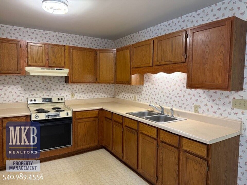122 Kimball Ave in Salem, VA - Building Photo
