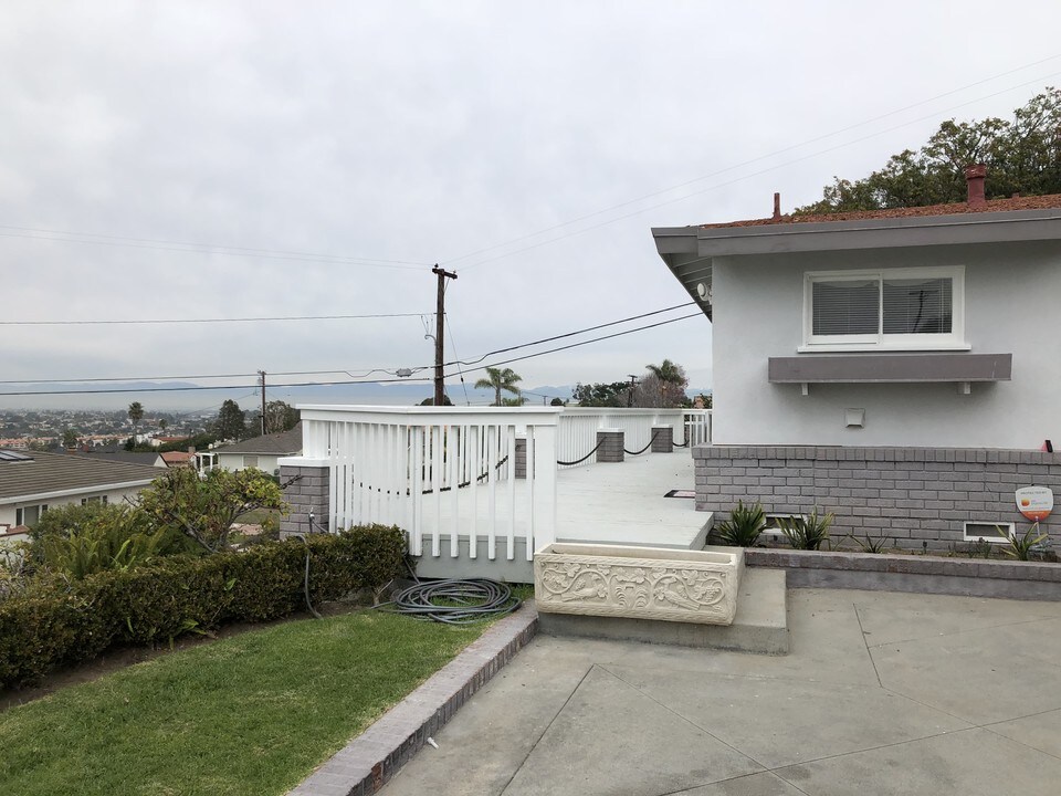 202 Vía Mesa Grande in Redondo Beach, CA - Building Photo