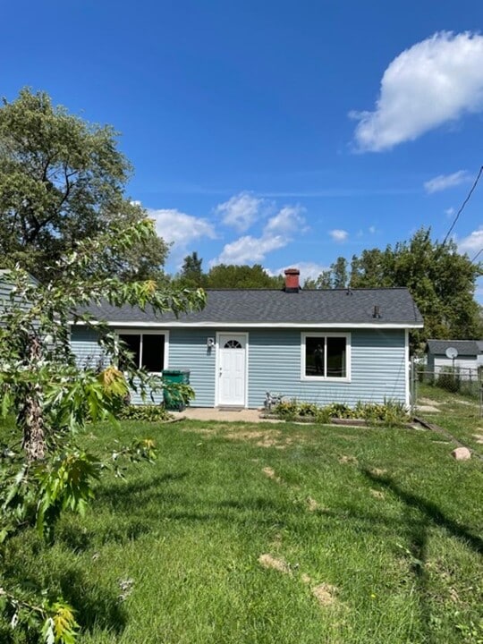 394 Avenue A in Springfield, MI - Building Photo