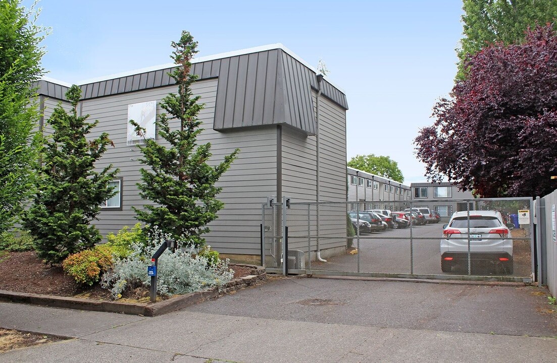 9222 N Lombard St in Portland, OR - Building Photo