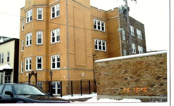 1535 W Victoria St in Chicago, IL - Building Photo