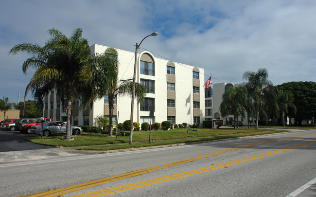 Key Plaza Apartments in St. Petersburg, FL - Building Photo - Building Photo