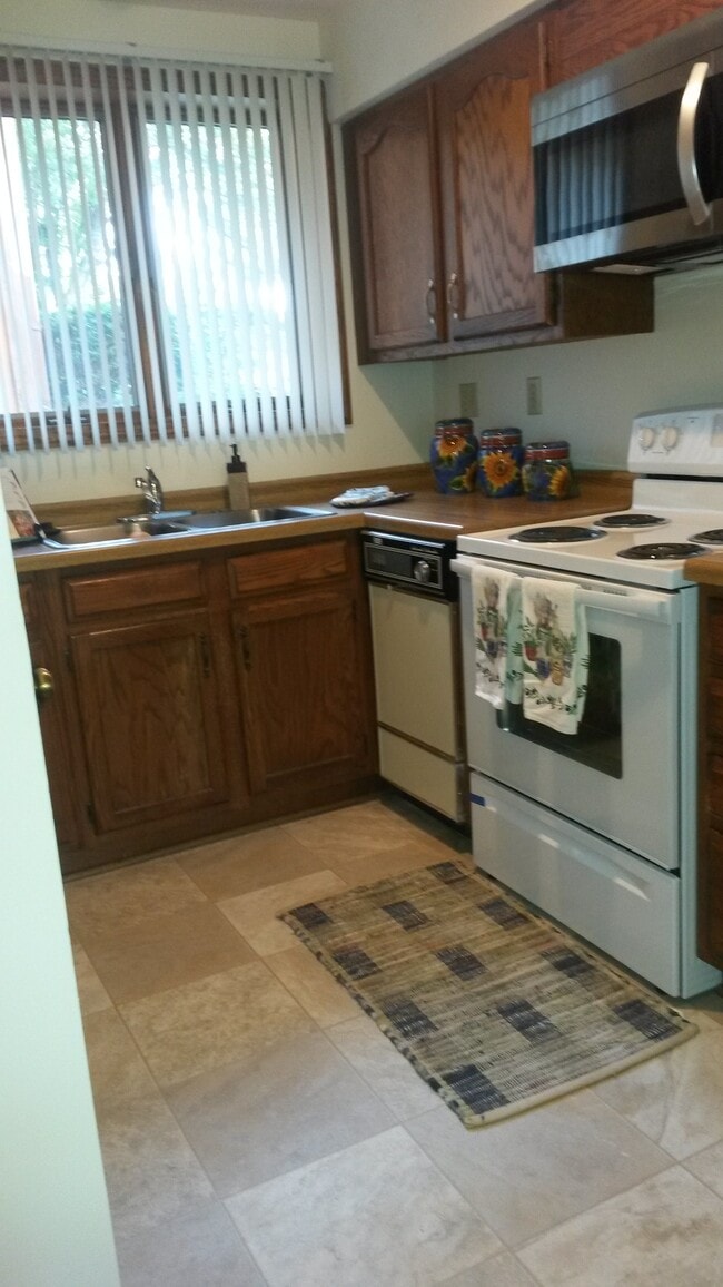 1804 Green Valley Dr, Unit 1804 in Janesville, WI - Building Photo - Building Photo