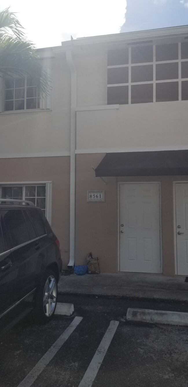 8561 SW 109th Ave in Miami, FL - Building Photo - Building Photo