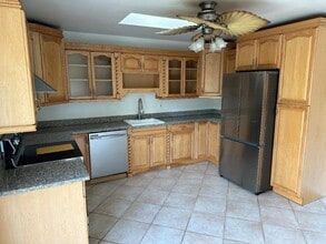 6 Floyd Rd N in Shirley, NY - Building Photo - Building Photo