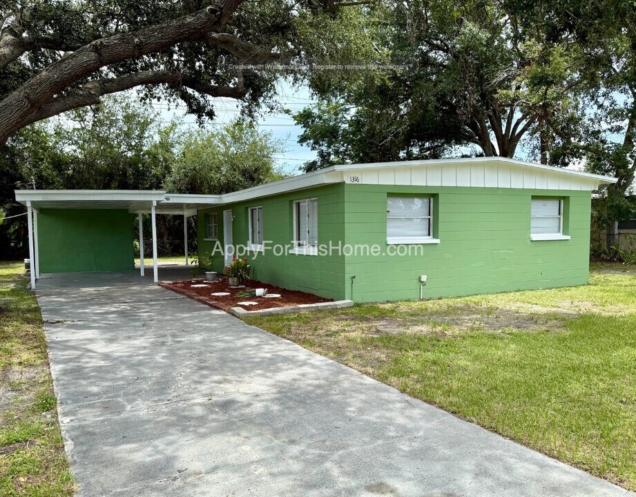1316 Windsor Way in Tampa, FL - Foto de edificio