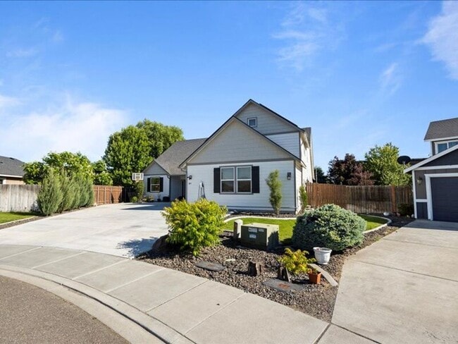 property at 617 Esperanza Ct