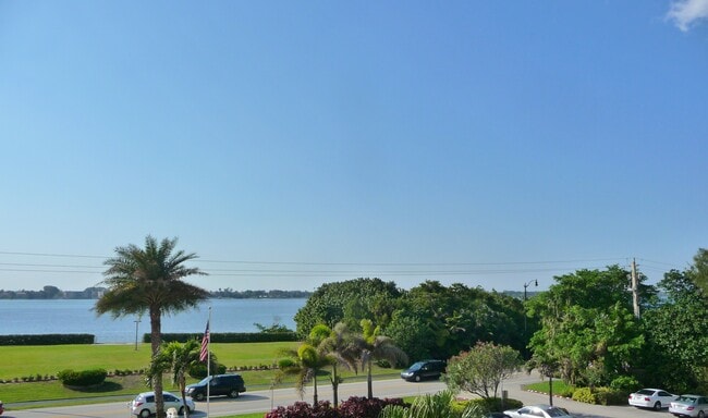 3450 S Ocean Blvd in Palm Beach, FL - Building Photo - Building Photo