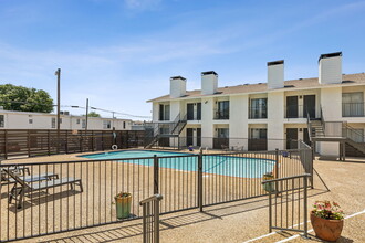 Garrett Gardens Apartments in Dallas, TX - Foto de edificio - Building Photo