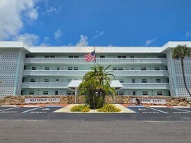 325 Causeway N in New Smyrna Beach, FL - Building Photo