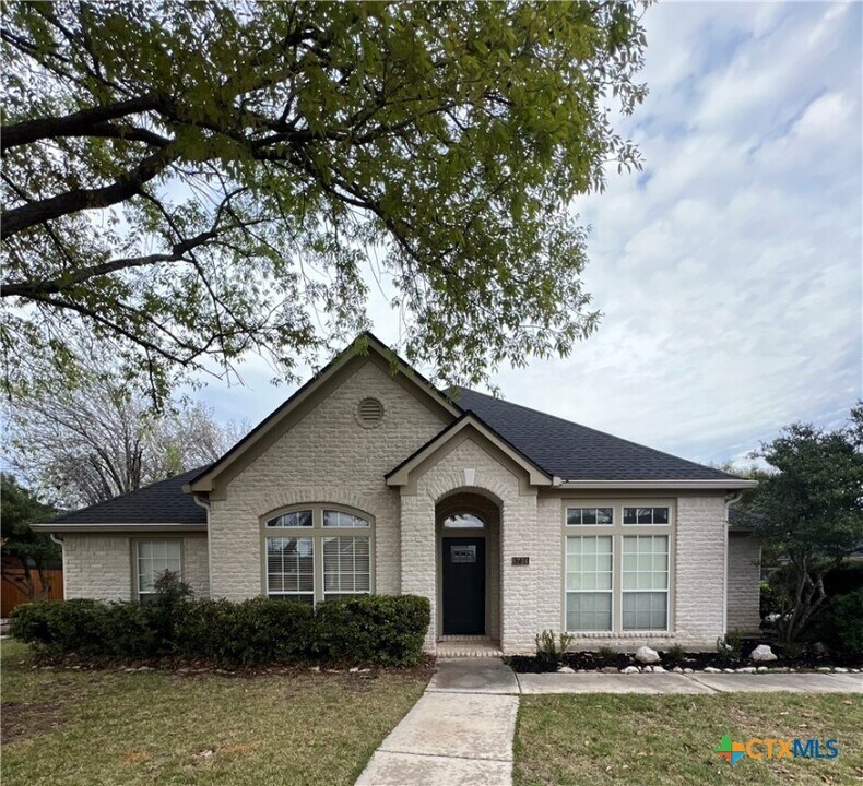 1734 Oak Forest Dr in New Braunfels, TX - Building Photo