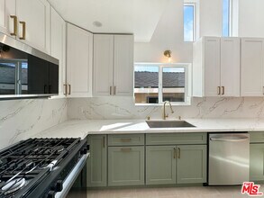 5930 Willoughby Ave in Los Angeles, CA - Building Photo - Building Photo