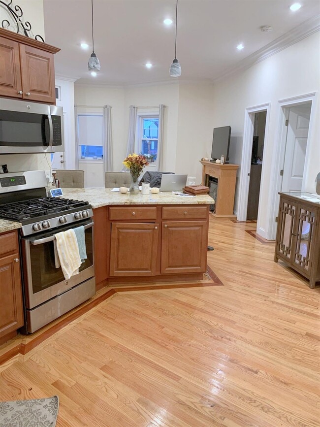 406 Medford St, Unit 1 in Somerville, MA - Building Photo - Building Photo