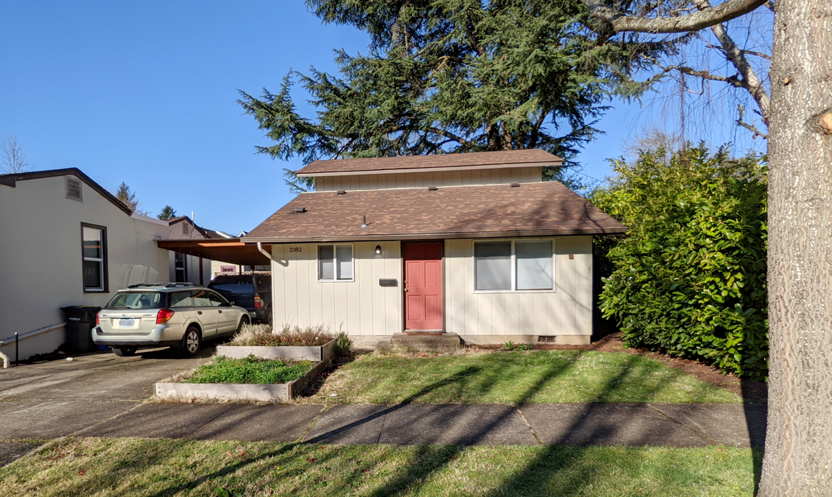 2182 Kincaid St in Eugene, OR - Building Photo