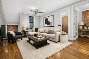 110 Bedford St, Unit 1B in New York, NY - Building Photo