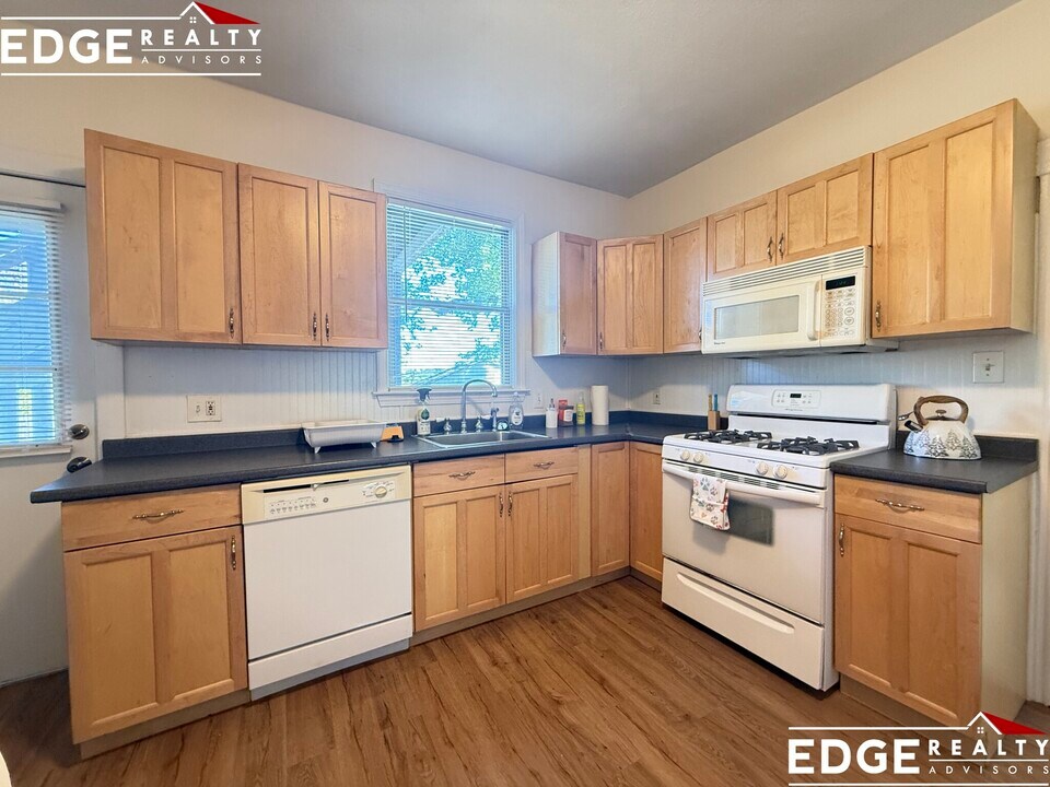 12 Hunt St in Watertown, MA - Building Photo