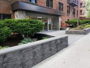 140-17 84th Dr in Queens, NY - Building Photo - Building Photo