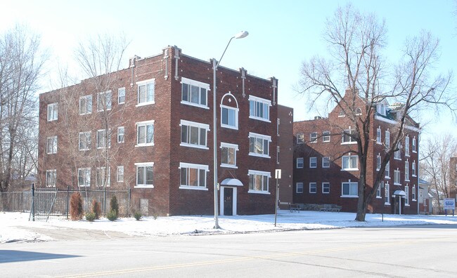 Brushwood Apartments in Kansas City, MO - Foto de edificio - Building Photo