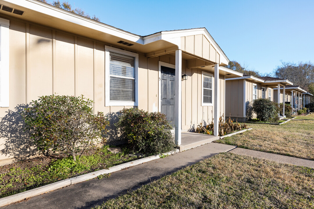 717 Cedar Bayou Rd, Unit 5 in Baytown, TX - Building Photo