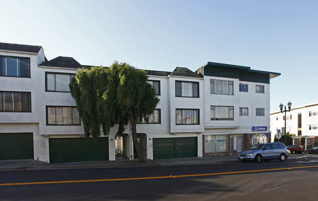 Dolan Apartments in Daly City, CA - Foto de edificio - Building Photo