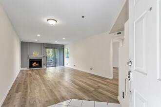 430 Lake St, Unit 202 in Huntington Beach, CA - Foto de edificio - Building Photo