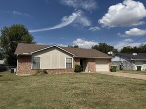 3916 Paradise Island Rd in Waco, TX - Building Photo - Building Photo