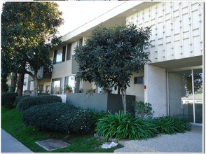 Belle Vista Court in Encino, CA - Building Photo - Building Photo