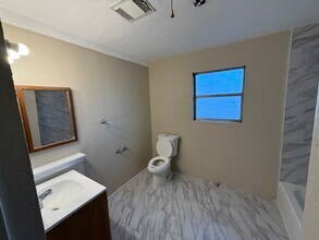 11022 Sunturf Ln in Houston, TX - Foto de edificio - Building Photo