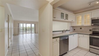 10155 NW 9th Street Cir, Unit 4-401 in Miami, FL - Building Photo